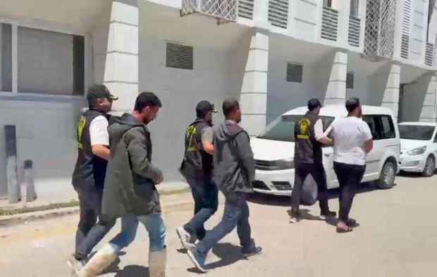 Kendilerini polis olarak tanıtıp vatandaşları dolandırdılar