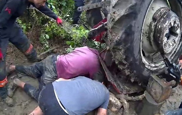 Mersin'de devrilen traktörün sürücüsü 1 saatlik çalışmayla kurtarıldı