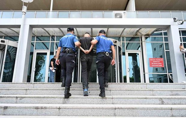 Kırmızı bültenle aranan hükümlü havalimanında yakalandı