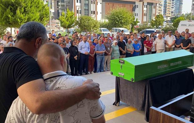 Radyoloji teknisyeni görev yaptığı hastaneden gözyaşlarıyla uğurlandı