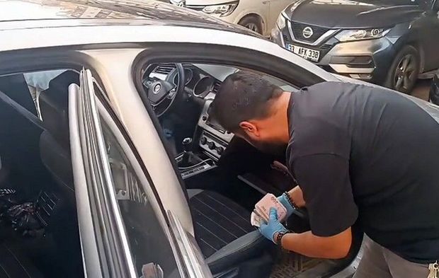 Mersin'de hırsızlık zanlıları otomobille kaçarken yakalandı