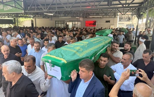 Mersin'deki 4 kişi feryatlar arasında son yolculuğuna uğurlandı