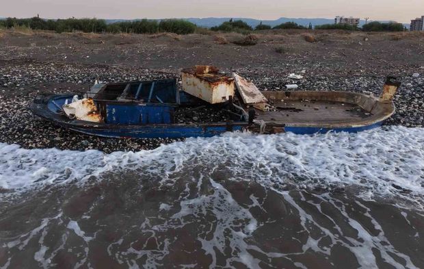 Caretta cerattaların yuvalama alanındaki kıyıya batık tekne vurdu