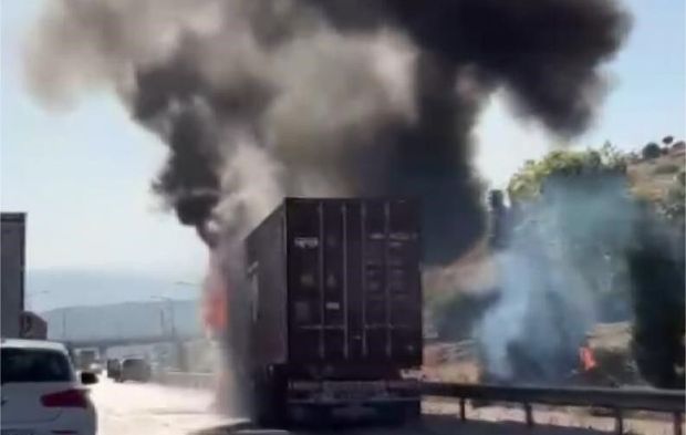 Mersin'de 24 ton çikolata yüklü tır yandı