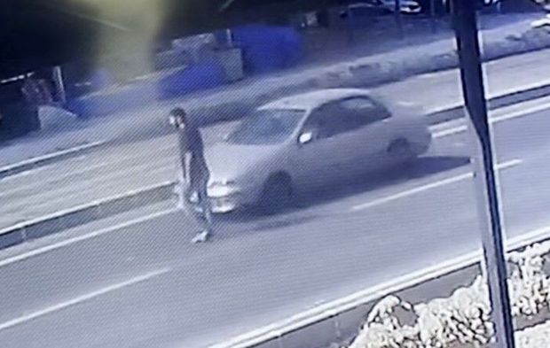 Otomobil yayaya çarptı, kaza anı kameraya yansıdı