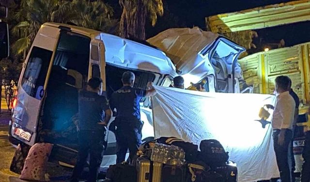 İsveç ve Alman uyruklu turistleri taşıyan minibüs,kamyona çarptı: 1 ölü, 10 yaralı