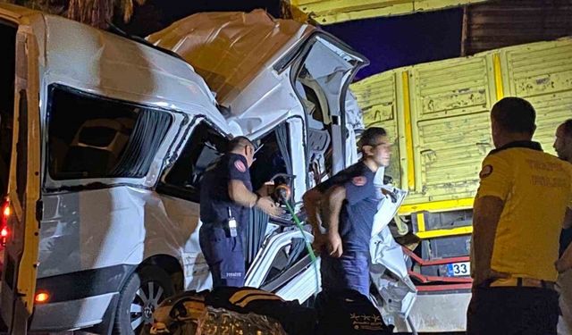 Minibüs park halindeki kamyona daldı : 2 ölü, 9 yaralı