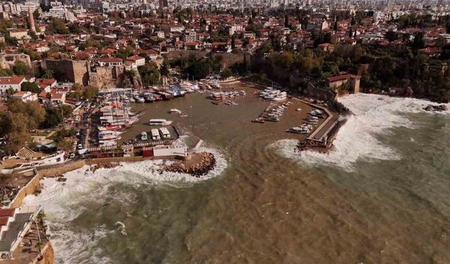 Bir çok teknenin battığı liman havadan görüntülendi