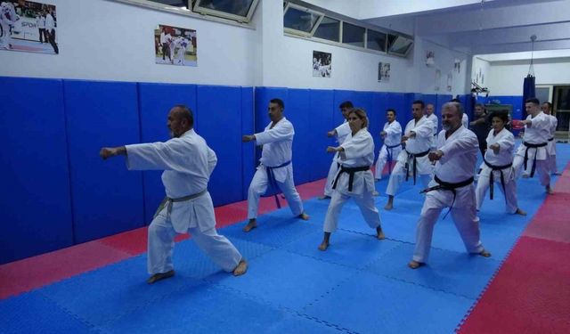 Aynı karate salonu öğrencileri, 30 yıl sonra tekrar bir araya gelerek idman yaptı