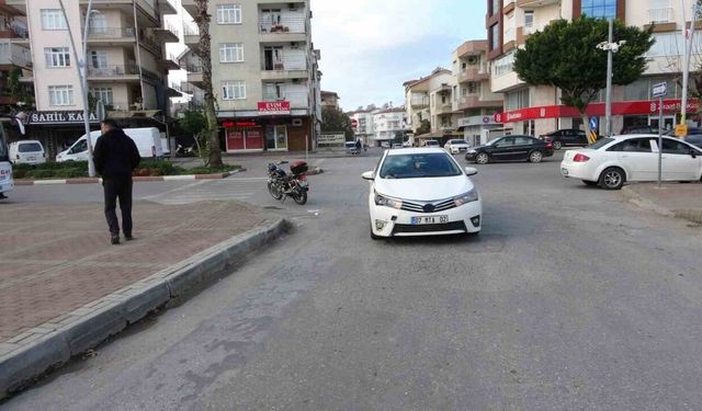 Çarpıştığı otomobilin camına başını çarpan motosikletli ağır yaralandı