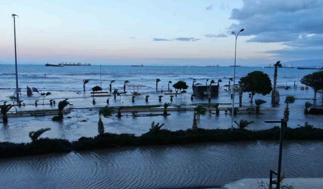 Deprem sonrası 1 metreyi bulan çökmenin yaşandığı İskenderun Körfezi’nde denizle kara birleşti