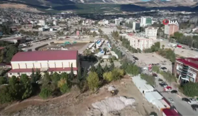 Depremin yıktığı mahalle yerinde dönüşüm bekliyor
