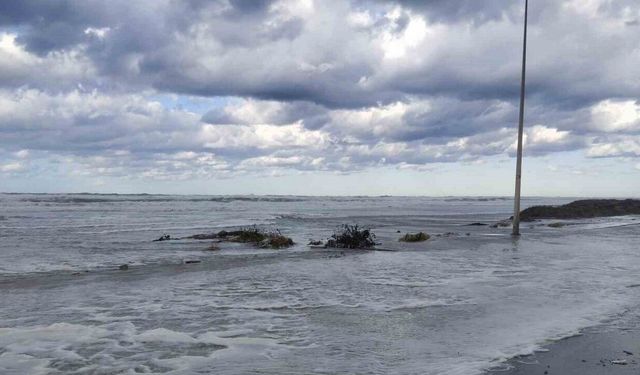 Hatay’da deniz taştı, iş yerleri ve caddeler su altında kaldı