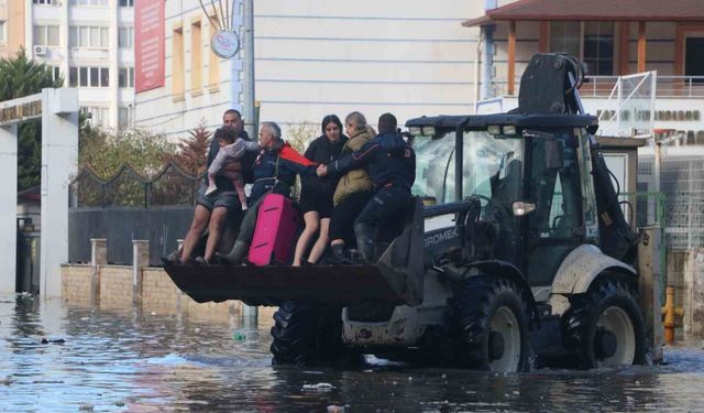 Suların kapladığı İskenderun’da evlerde mahsur kalanlar, iş makineleri ve yüksek tonajlı araçlarla kurtarılıyor