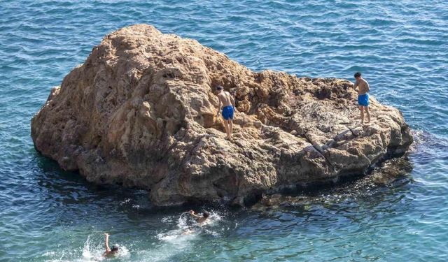 Antalya’da sıcaklık 20’ye ulaştı, çok sayıda kişi Akdeniz’in mavi sularında kulaç attı