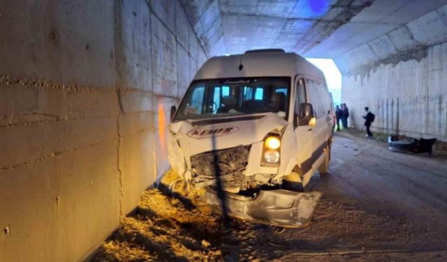 Burdur’da öğrenci servisi ile otomobil çarpıştı 14 yaralı