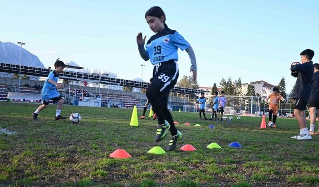 Kemer Belediyesi, geleceğin futbolcularını yetiştiriyor
