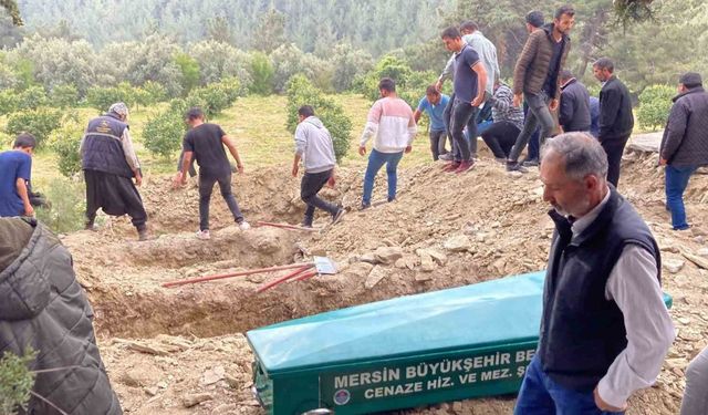 Mersin’de cinayete kurban giden 3 kişilik ailenin cenazeleri defin edildi