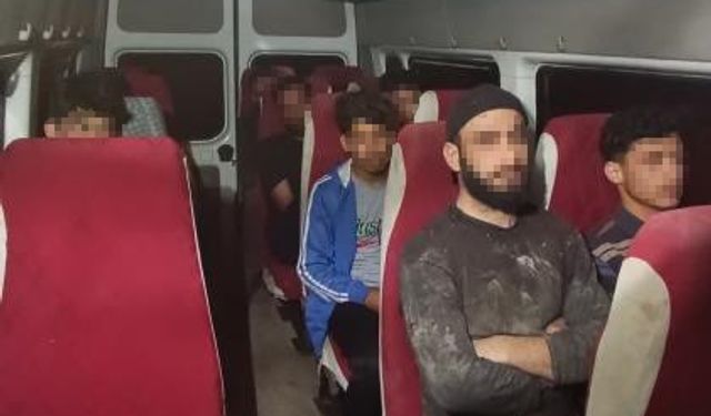 Hatay’da 11 kaçak göçmen minibüste yakalandı