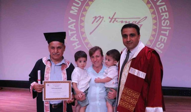 63 yaşındaki İsmail amca, 8. üniversite diplomasını bir buçuk yaşındaki ikiz evlatlarıyla aldı