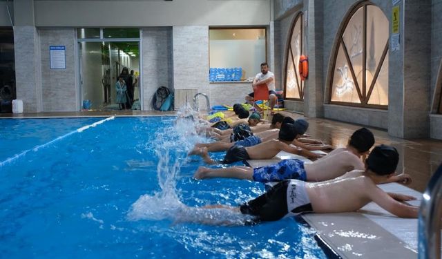 Onikişubat Belediyesi'nden Çocuklar için Ücretsiz Yüzme Kursu