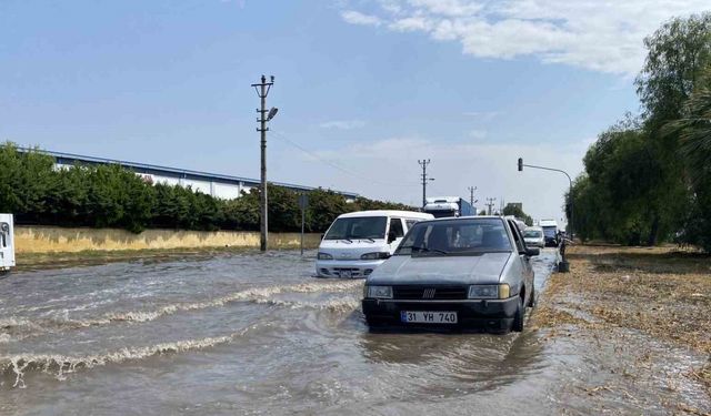 Mersin’de Temmuz Yağmuru Trafik Sorunlarına Yol Açtı