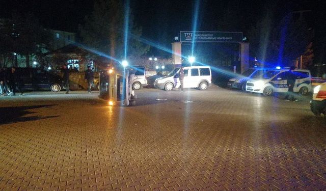 Isparta’da kontrolden çıkan otomobil yan yattı: 2 yaralı