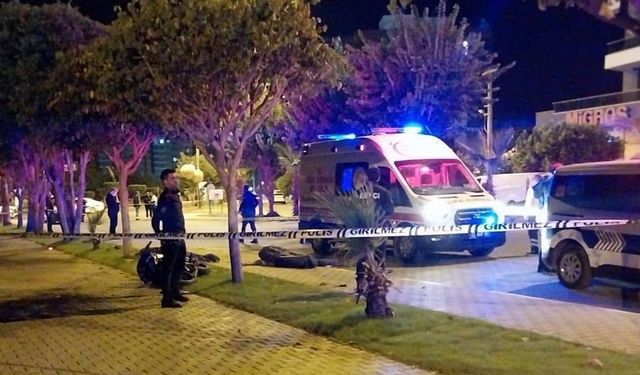 Mersin’de motosiklet ağaca çarptı: 2 ölü