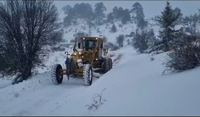 Karda mahsur kalanların yardımına belediye ekipleri koştu