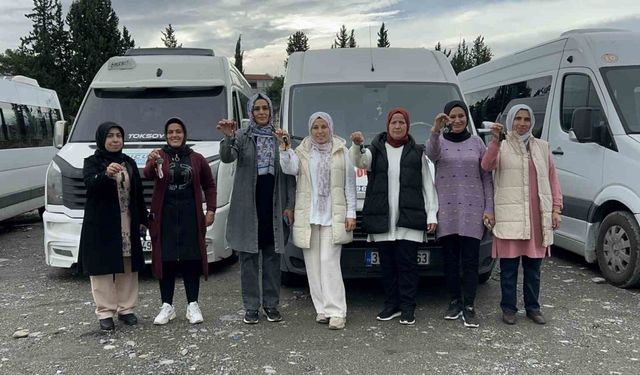 Basılan kornaları ve söylenen sözleri umursamayan kadın servis şoförleri, şefkatle yaklaştıkları öğrencileri güvenle taşıyorlar