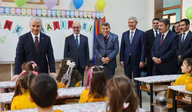 Konya protokolü çocuklara karnelerini dağıttı