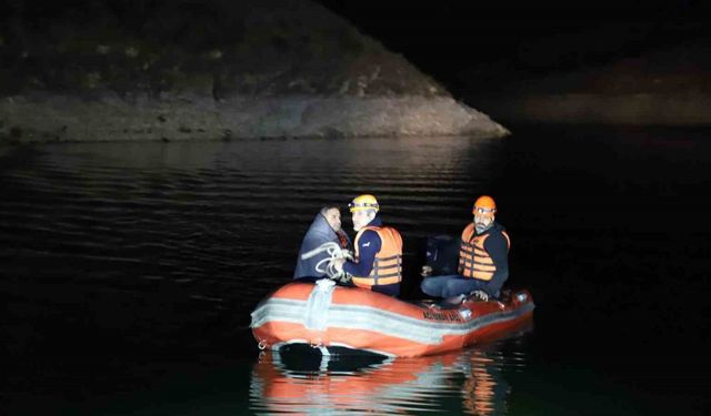 Adıyaman’da barajda alabora olan balıkçı teknesinden 2 kişi kurtarıldı