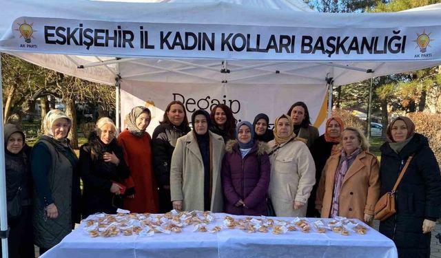 AK Parti Eskişehir Kadın Kolları üyeleri kandil simidi dağıttı