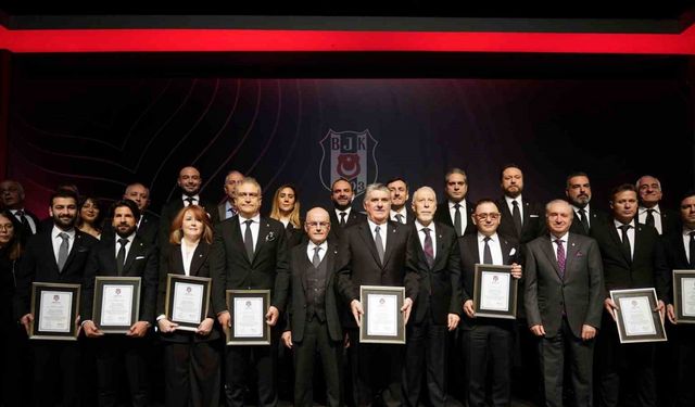 Beşiktaş’ta Başkan Serdal Adalı ve yönetimi, mazbatalarını aldı