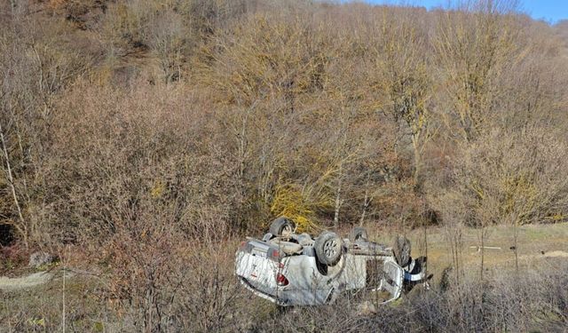 Bilecik’te otomobil araziye savruldu: 2 yaralı