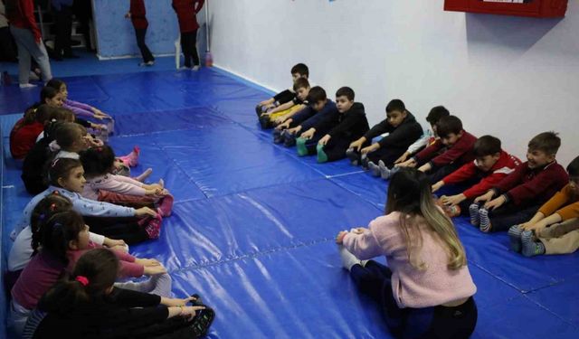 Bu okulun öğrencileri ders sonrası soluğu atölye ve spor salonlarında alıyor