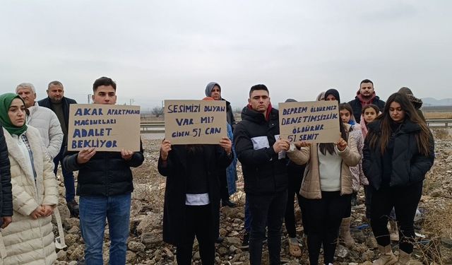 Depremde 51 kişinin öldüğü binaların müteahhidi tahliye edildi, ölenlerin aileleri tepki gösterdi