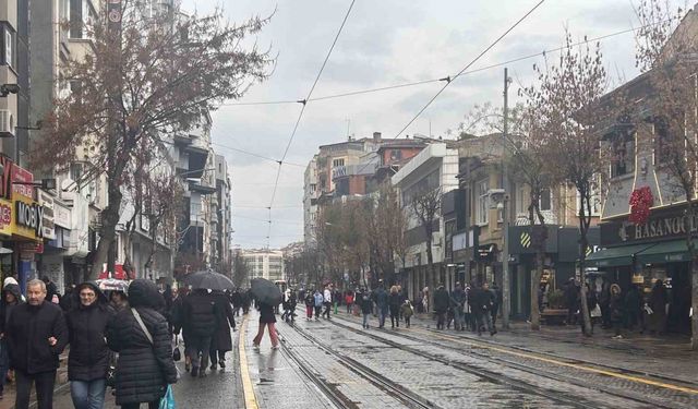 Eskişehir’de yağış vatandaşlara zor anlar yaşattı