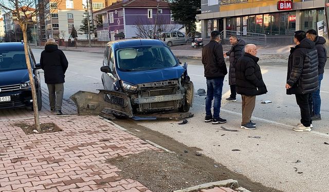 İki hafif ticari aracın çarpıştığı kaza kamerada