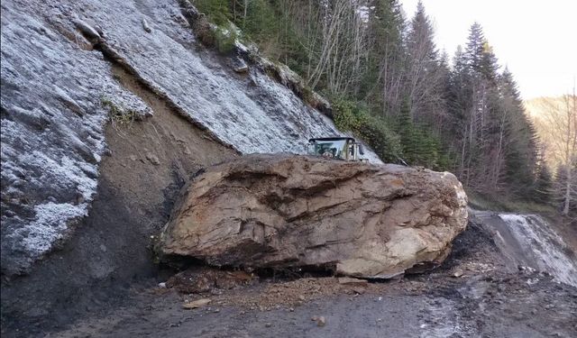 Kastamonu’da düşen kaya yolu ulaşıma kapattı