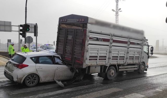 Konya’da otomobil kamyonete arkadan çarptı: 1 yaralı