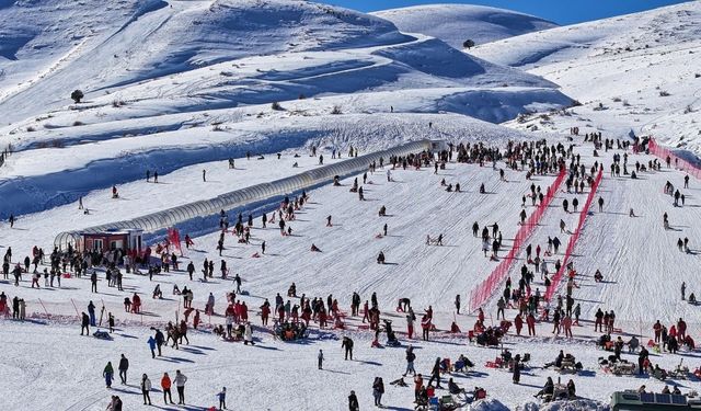 Kristal karıyla ünlü Denizli Kayak Merkezi yeni sezonu görkemli karşıladı