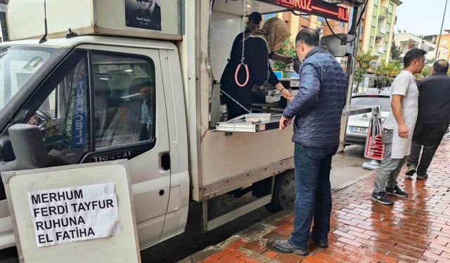 Kuşadası’nda Ferdi Tayfur’un hayranı, bin kişilik lokma döktürdü