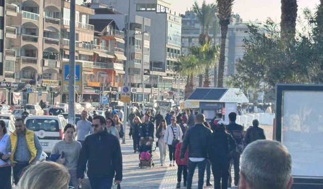 Kuşadası’nda güneşi gören sahile koştu