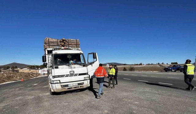 Kütahya’da orman emvali yüklü araçlar denetlendi