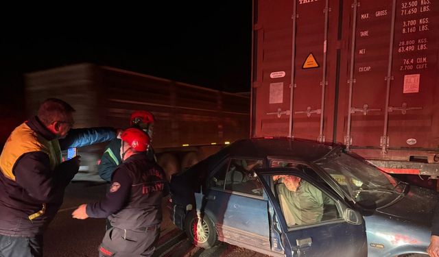 Otomobil, yol kenarındaki tıra çarptı: 2 ağır yaralı