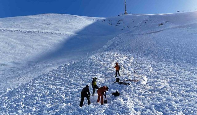 Palandöken Kayak Merkezi’nde çığ rasat analiz ve kurtarma eğitimi