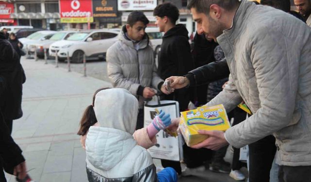 Sabah erkenden sokağa çıkan çocuklar "Şivlilik" diyerek hediyeleri topladı