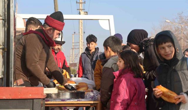 "Şivlilik" diye gelen çocuklara döner ve ekmek arası kavurma ikram ettiler