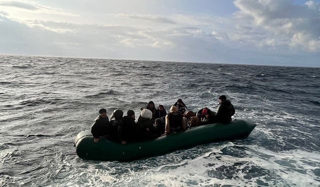 Türk karasularına geri itilen 27 düzensiz göçmen kurtarıldı